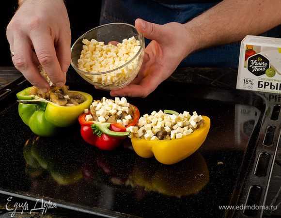 Брынзу ТМ «Углече Поле» нарезать кубиками. Половинки перцев наполнить грибами, разложить сыр и посыпать сухарями. 
