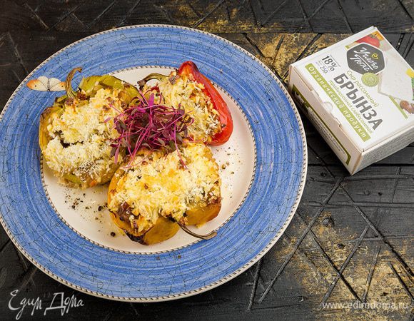 Выложить на противень. Запекать при температуре 190°С до мягкости перца.