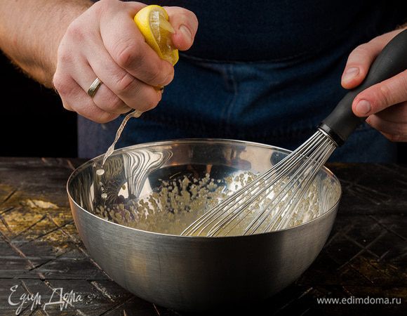 Из четвертинки лимона выжать 1/2 ч. ложки лимонного сока. Яичные желтки соединить в чаше с коричневым сахаром и взбить. Продолжая взбивать, добавить лимонный сок и взбить все в воздушную светлую массу.
