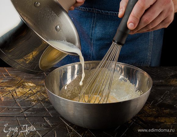 Небольшими порциями влить половину горячего молока, затем перелить яично-молочную смесь в кастрюлю с оставшимся молоком и поместить ее на огонь. Непрерывно помешивая, уваривать крем 5 — 7 минут на медленном огне, чтобы он загустел.