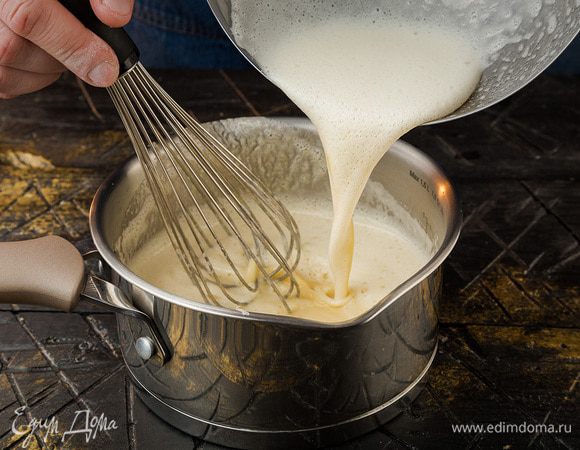 Белки взбить в плотную массу, затем добавить сахарную пудру и взбивать еще минуту. Взбитые белки ввести в еще не успевший остыть крем (это важно!) и все вымешать лопаткой.
