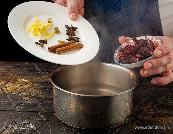 В теплую воду кладем гвоздику, бадьян, кардамон, каркаде. Нарезаем корень имбиря тонкими полосками.
