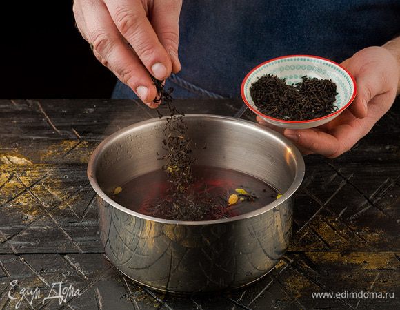 Чтобы специи раскрыли свой аромат, нужно довести воду до кипения. Снимаем сразу с плиты. Добавляем черный чай. Лучше оставить чай настояться на 5 — 10 минут. Добавляем мед.