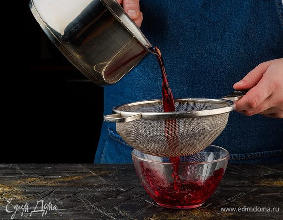 Молоко прогреваем отдельно. Процеживаем чай.