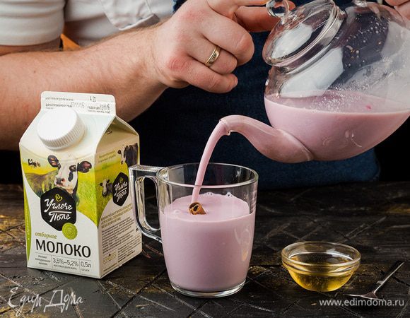 Кладем в чашку палочку корицы и наливаем готовый чай.