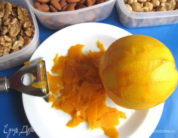 Апельсин помыть, вытереть. С апельсина снять цедру. 
