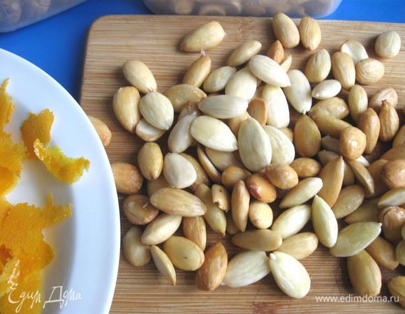  В  сотейнике вскипятить воду, снять с огня, опустить миндаль, оставить его в сотейнике на 10 минут. Слить воду, почистить миндаль от шелухи. Оставить на дощечке или полотенце, чтобы он высох. Фундук у меня был уже очищенный и обжаренный. Именно такой здесь необходим.