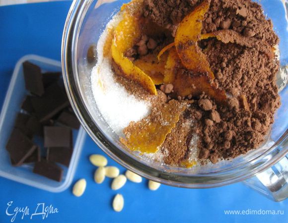 В блендер поместить (партиями) миндаль, фундук, грецкие орехи, сахарный песок, цедру, цукаты (желательно лимонные или апельсиновые), корицу, какао-порошок, ванильный сахар (или ванильную эссенцию), коньяк. Измельчить.
