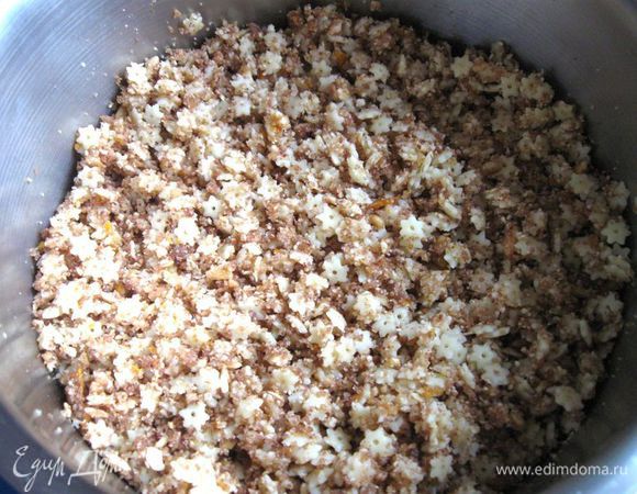 Смешать их. Шоколад со сливочным маслом растопить на водяной бане.