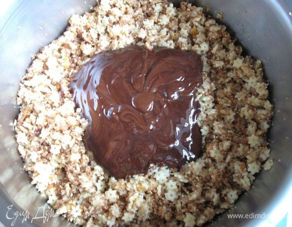 
Добавить растопленный со сливочным маслом шоколад. 