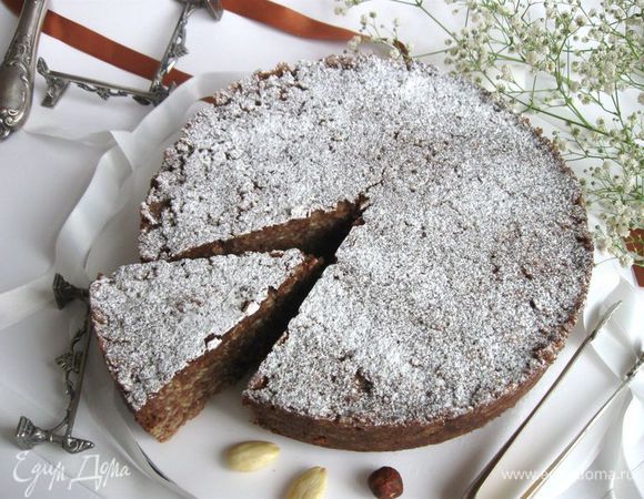 Посыпать сахарной пудрой через сито. Отрезать кусочек.