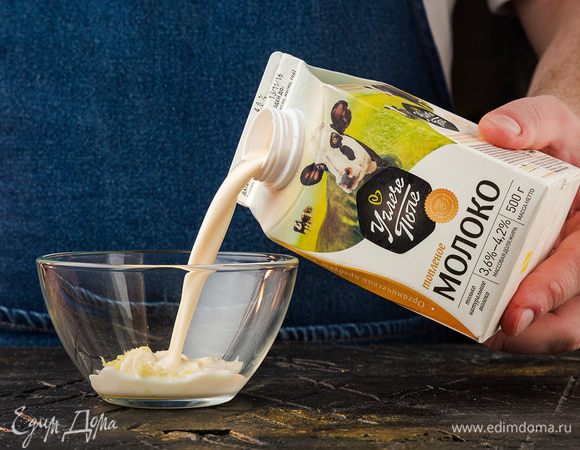 Свежий имбирь натереть на терке. Залить имбирь топленым молоком ТМ «Углече Поле» и настоять 15 минут. Процедить и поставить на маленький огонь.
