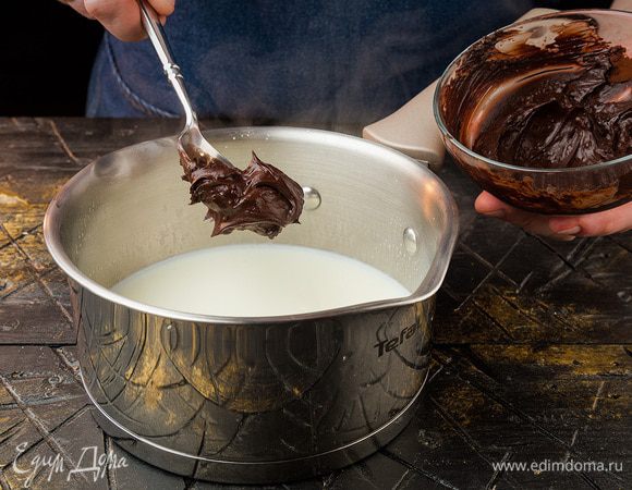 Из общего количества молока взять 2 ст. л. и тщательно растереть с какао. Добавить в молоко, которое уже стоит на плите, и перемешать.