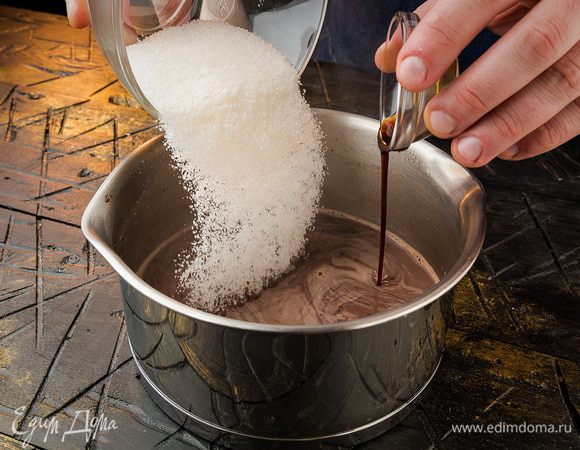 Довести молоко до кипения, оставить на 2 минуты. В готовый напиток добавить ванильный сироп, сахар. 