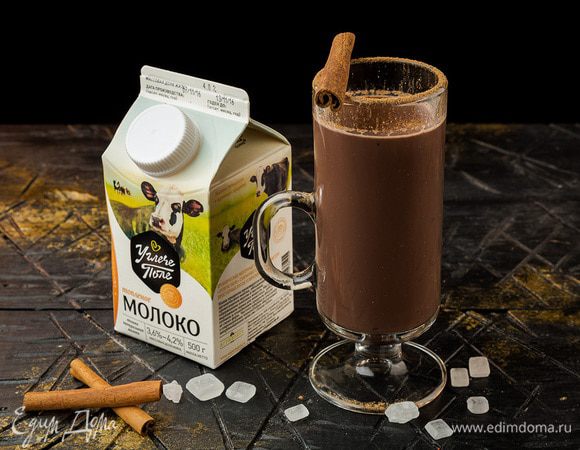 Разлить согревающее какао по чашкам и сверху посыпать корицей.