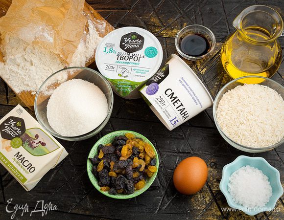 Для приготовления сырников нам понадобятся следующие ингредиенты.