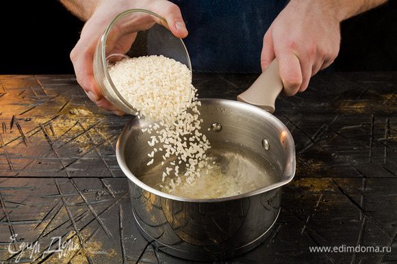 Рис предварительно отварить до готовности. Изюм замочить в теплой воде.