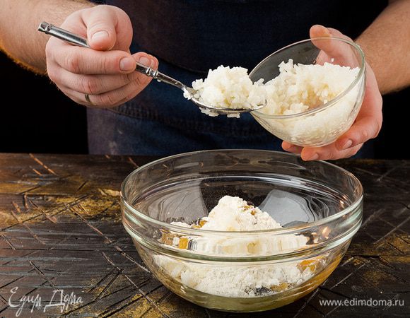 Изюм отжать от воды, просушить бумажным полотенцем и добавить в творожную массу. Всыпать муку, добавить 3 — 4 ст. ложки отваренного риса, все перемешать.