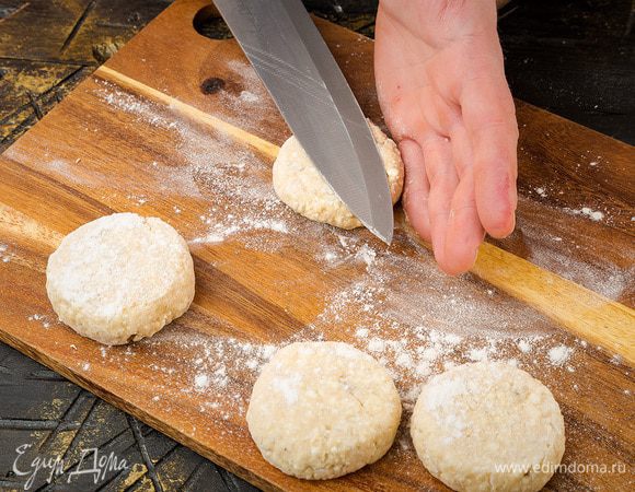 Разогреть в сковороде сливочное и оливковое масло, с помощью двух ложек сформировать сырники и обжарить их до готовности с двух сторон.