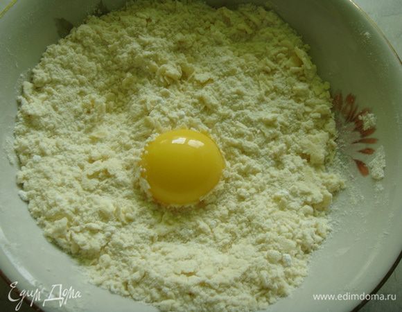 Добавить 1 желток и замесить тесто.