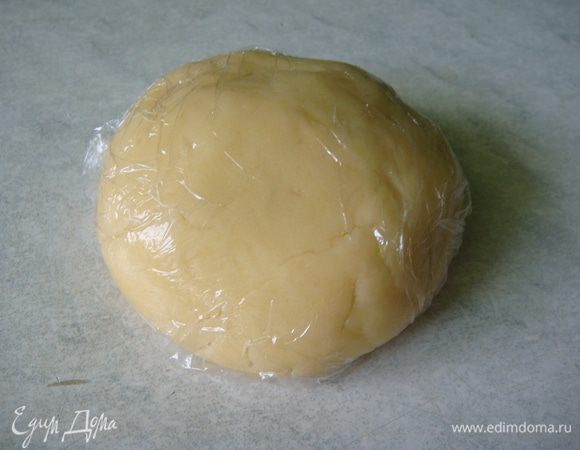 Тесто скатать в шар, обернуть пищевой пленкой и убрать в холодильник на 30 минут.