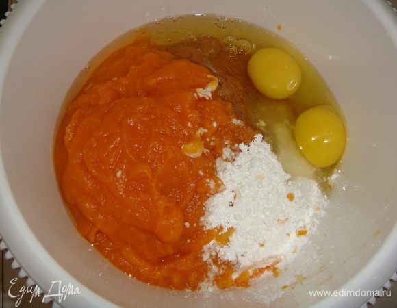 Соединить тыквенное пюре, яблоки, 2 яйца, 1 белок, сахар и крахмал. Все хорошо перемешать.