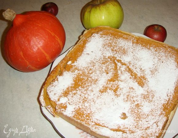 Тарт полностью остудить и вынуть из формы. Сверху посыпать сахарной пудрой.