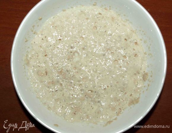 В миске соединить теплое молоко, одну чайную ложку сахара, дрожжи, одну столовую ложку муки. Хорошо перемешать и поставить на 20 минут в теплое место. 