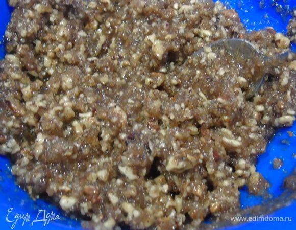 Для начинки: орехи измельчите, масло растопите, всыпьте сахар. Все смешайте и перемешайте.
