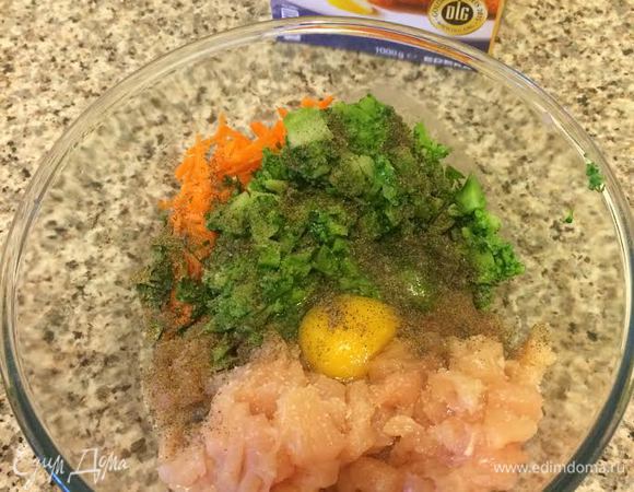 Брокколи слегка отварить (3 — 4 минуты). Брокколи, куриные грудки, лук, чеснок, зелень мелко порезать. Добавить натертую морковь, соль, перец, яйцо и перемешать.