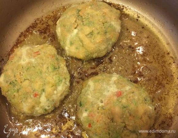 Сформировать котлеты, обвалять в сухарях.