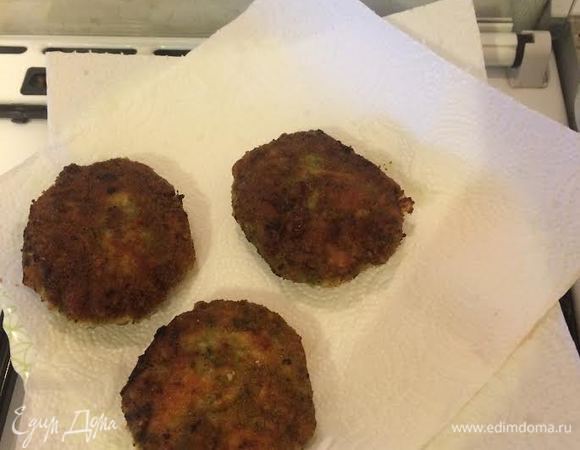 И обжарить на умеренном огне до появления румяной корочки.