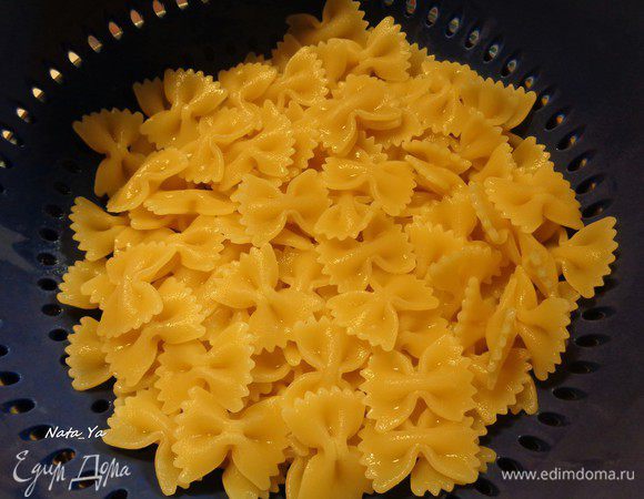 Пасту отварить в соленой воде 7 минут до полуготовности, слить, быстро промыть холодной водой, дать ей хорошо стечь. 