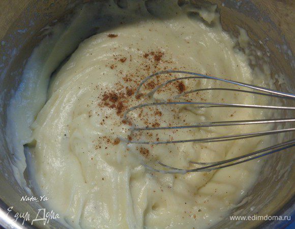 Влить постепенно большую часть горячего молока, размешивая до однородной консистенции. Приправить солью, перцем и мускатным орехом. Довести до кипения. 