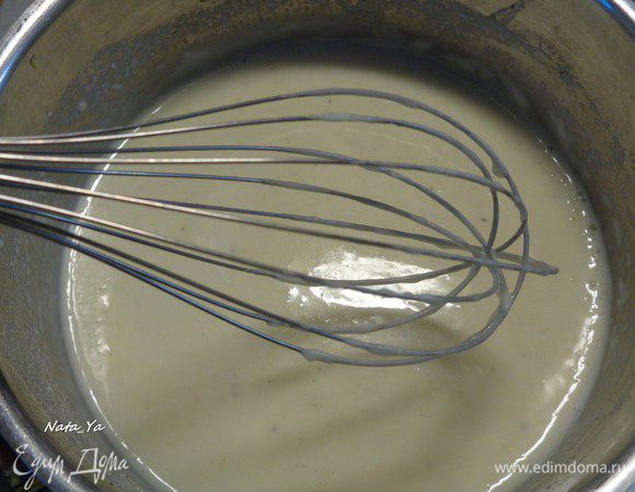 Добавить оставшееся молоко и варить до загустения еще 3 — 4 минуты, соус должен быть консистенции негустой сметаны. Если надо, разбавить еще молоком и проварить немного. 
У меня ушло примерно 600 мл молока (по рецепту 500 мл). Ориентируйтесь на нужную консистенцию.