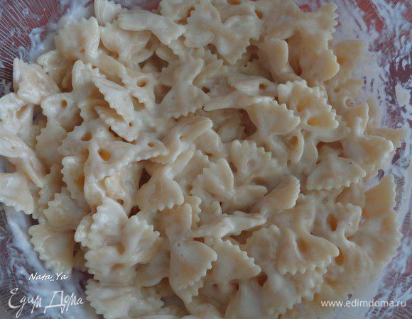 Вмешать половину бешамеля в пасту. Оставшийся соус надо держать на очень маленьком огне.