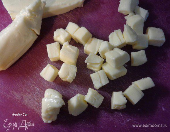 Моцареллу нарезать на кубики.
