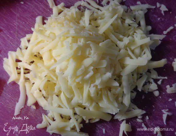 Твердый сыр (или пармезан) натереть на крупной терке.