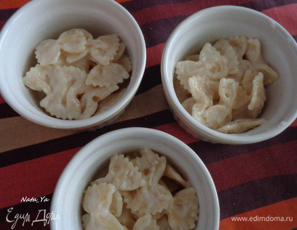 В форму для запекания (я использовала керамические формы, ничем их не смазывая) выкладываем слоями вначале половину пасты.