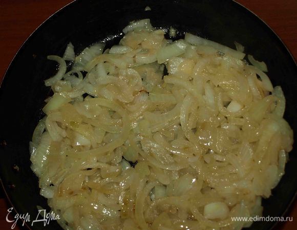 Лук очистить, разрезать на четыре части и нашинковать. На разогретую сковороду добавить две столовые ложки растительного масла и обжарить лук до золотистого цвета, примерно 5—7 минут. Добавить 1 чайную ложку соли и одну чайную ложку сахара. Готовый лук остудить.
