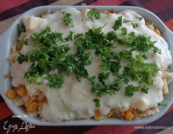 Повторить слои. Сверху присыпать мелко нарезанной петрушкой.