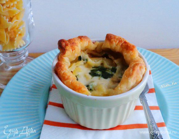 Запекать в разогретой до 200°С духовке 25 — 30 минут и сразу подавать. Если делаете не как я в порционных формах, то время запекания увеличьте до 40 минут.
Buon appetito!