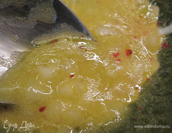 Готовим соус: сначала соединяем сок лимона с горчицей и взбиваем миксером. Струйкой вливаем оливковое масло, продолжая взбивать.
Добавляем мелко нарезанный лук и красный перец.