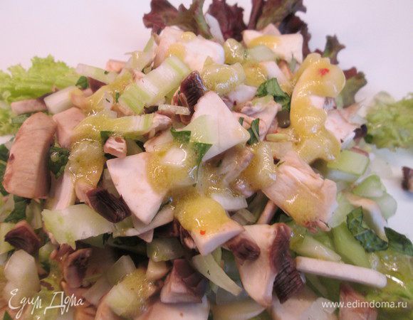 Добавляем в салат приготовленный соус и начинаем собирать салат для подачи. Сначала укладываем листья салата.