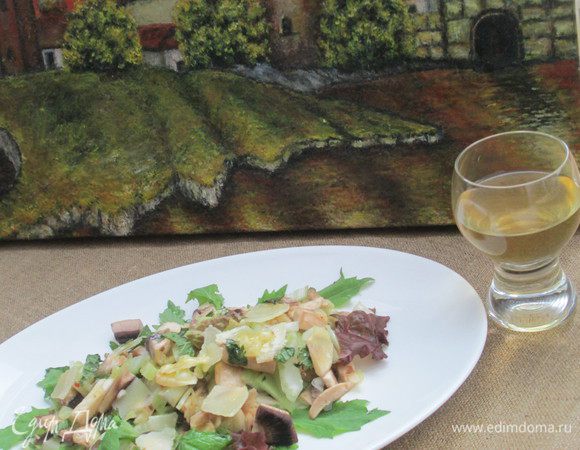 На  салатные листья выкладываем приправленный соусом салат. Поверх него выкладываем остатки пармиджано реджано, нарезанного тонкими ломтиками.
Приятного аппетита!