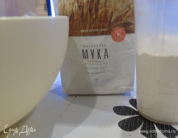 Муку просейте, добавьте все остальные сухие ингредиенты.