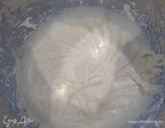 Размягченное сливочное масло взбейте с сахаром, по одному добавьте яйца, продолжая взбивать.