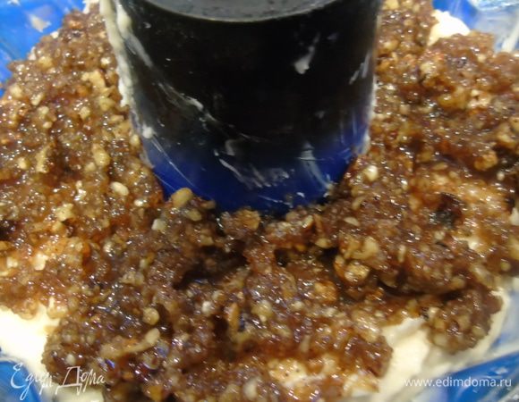 Форму смажьте маслом и выложите половину теста, сверху — половину начинки.