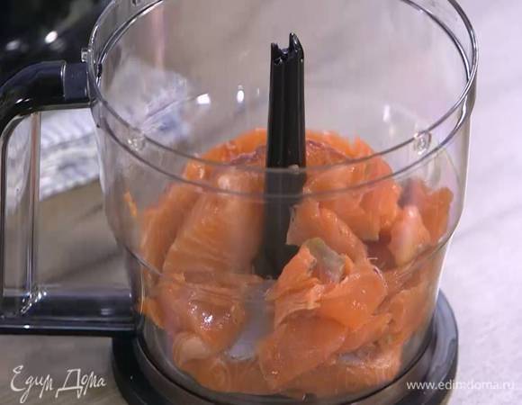 Всю семгу нарезать небольшими кусочками.