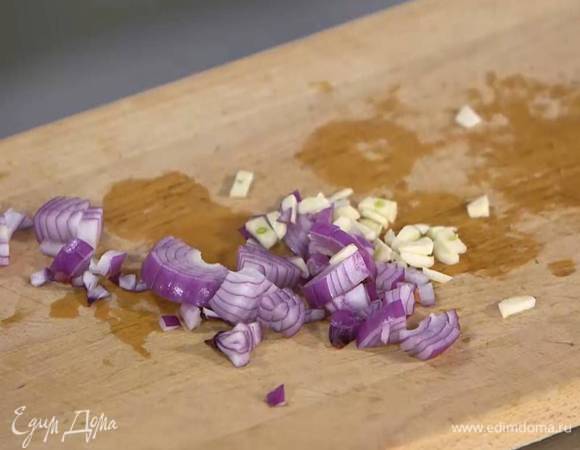 Красный лук и чеснок почистить и порезать.
